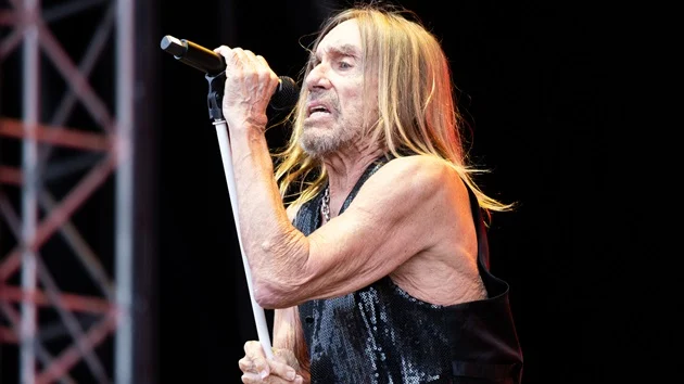 He’s a punk rocker, yes he is: Iggy Pop performs ﻿Superman﻿ song live for first time