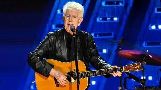 Graham Nash to go on with tour despite breaking patella